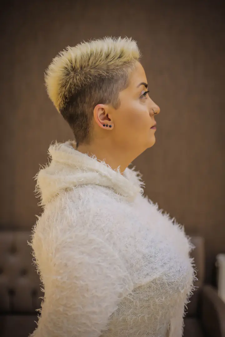 Kısa pixie kesim, profil