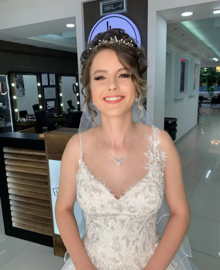 Gelin saçı ve duvak uygulaması