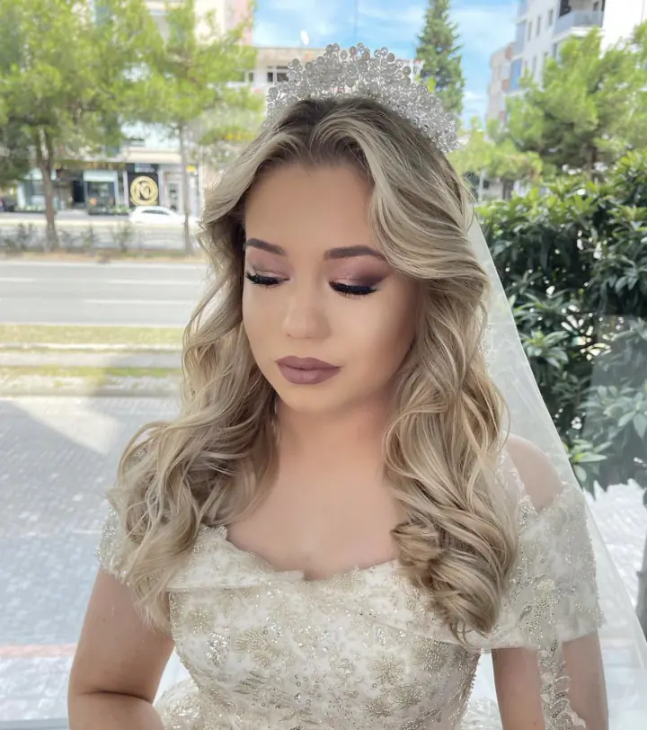 Gelin saçı, açık dalgalı model