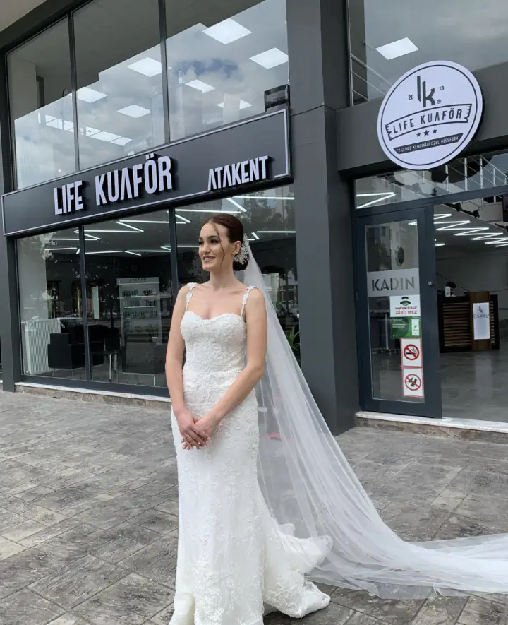Gelin hazırlığı, salon önü
