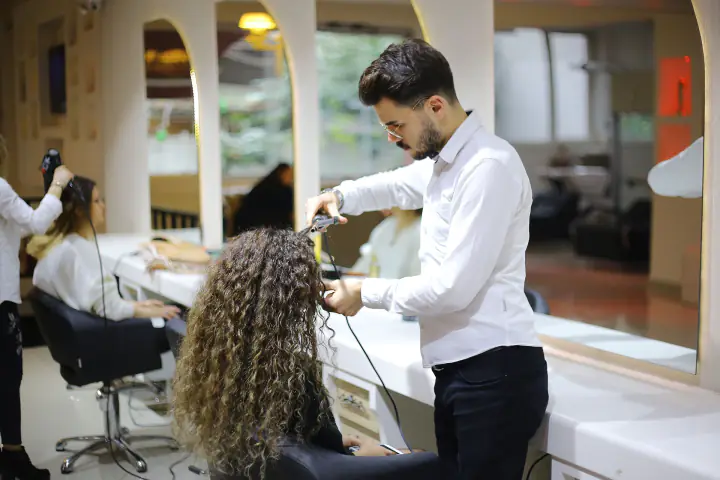 Bukleli saçta bakım uygulaması