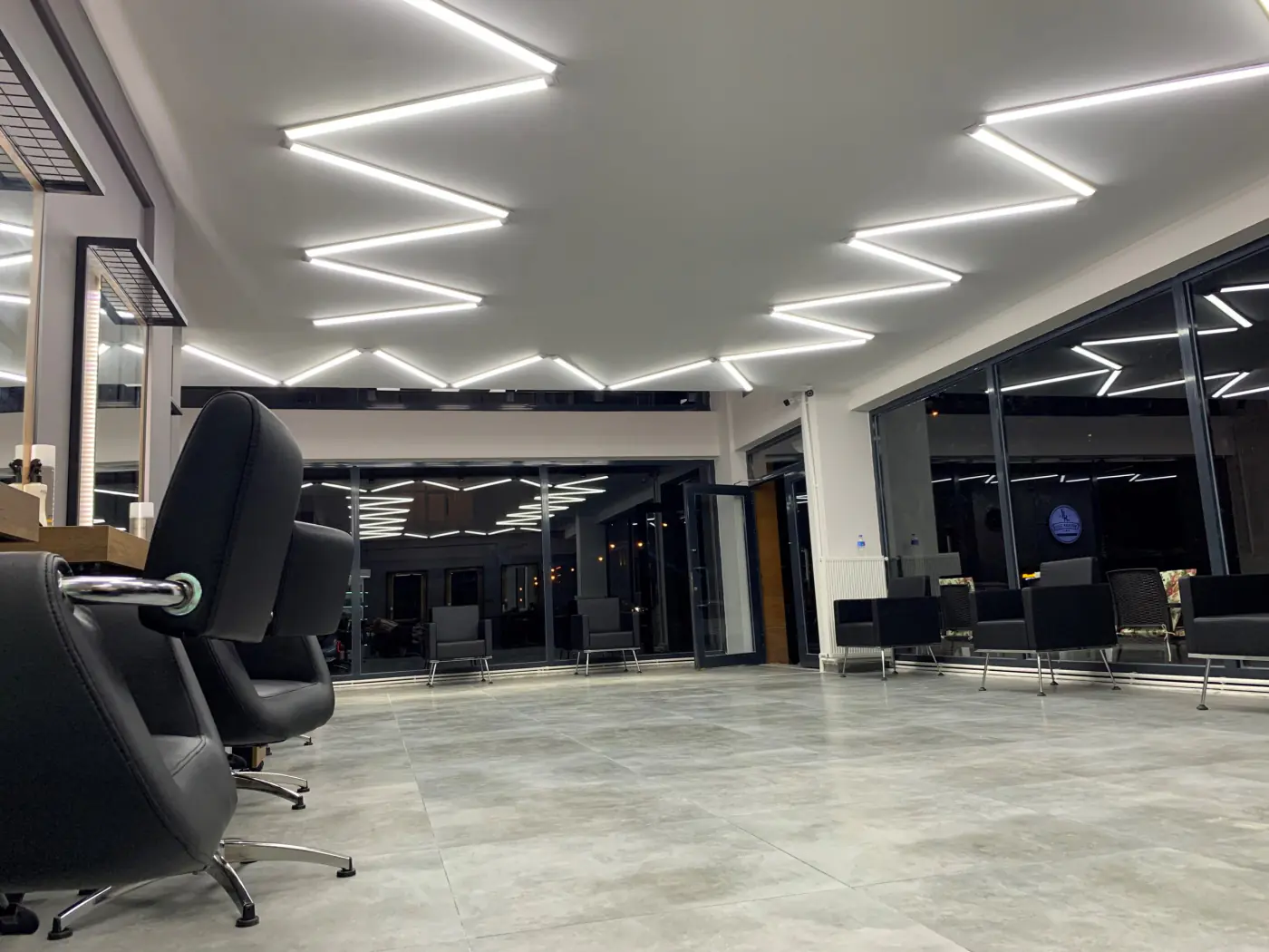 Life Kuaför salonunun çalışma alanı ve aydınlatması