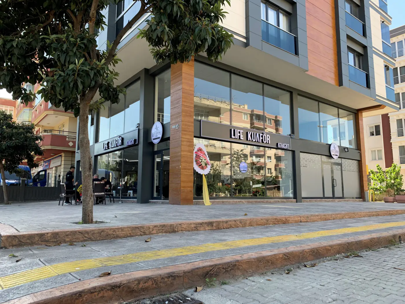 Life Kuaför salonunun dış cephesi, Kemal Atatürk Bulvarı